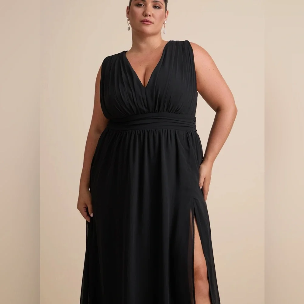Elegant Black Evening Gown - Picture 3 of 3